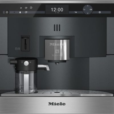 Einbau-Kaffeevollautomat
mit Nespresso-System für unkomplizierten Komfort und Genuss in Kapselform.

• Perfekter Milchschaum für Kaffeespezialitäten - Cappuccinatore

• Platz für 20 Nespresso-Kapseln in 5 Sorten - Kapselmagazin

• Patentiertes Türsystem mit komplett öffnender Front - ComfortDoor

• Leichte Reinigung im Geschirrspüler - ComfortClean

• Geschmacksvorlieben selbst speichern - Genießerprofile